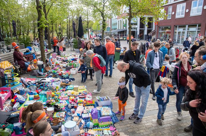 Kleedjesmarkt in het centrum van Ede.