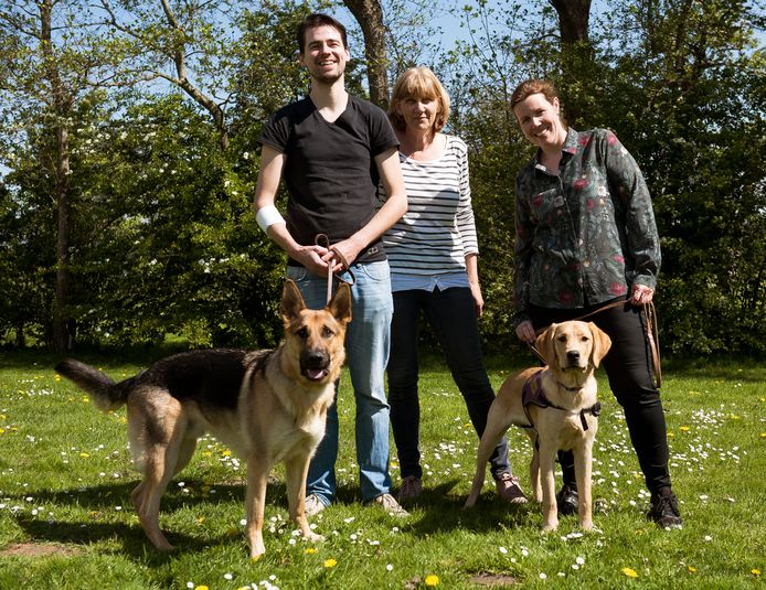 Minke Hietbrink (rechts) met pup en geleidehond Olly en de familie Koster met pup Sherlock.