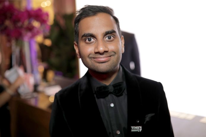 Aziz Ansari met zijn 'Time's Up'-speld op de afterparty van de Golden Globes.
