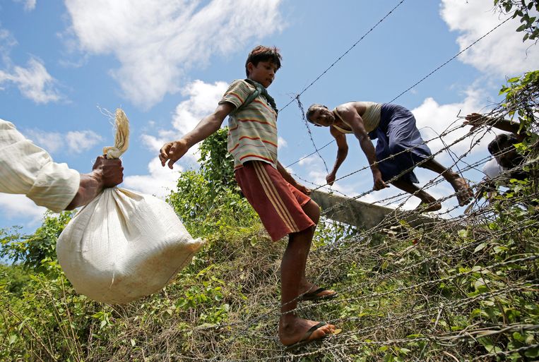 Rohingya uit Myanmar vluchten over de grens naar Cox Bazar, Bangladesh.  Beeld REUTERS