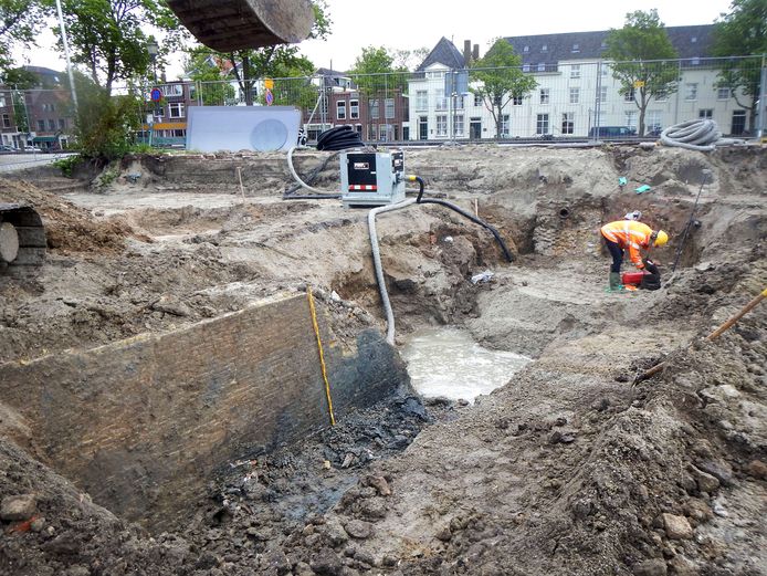 Opwinding in Hellevoetsluis bouwvakkers stuiten op eeuwenoude muur