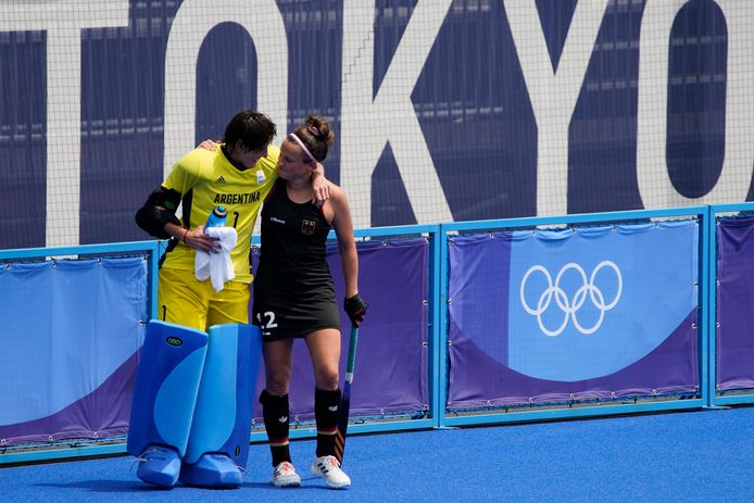Maria Belen Succi, hockeykeeper van Argentinië, in een onderonsje met de Duitse Charlotte Stapenhorst.