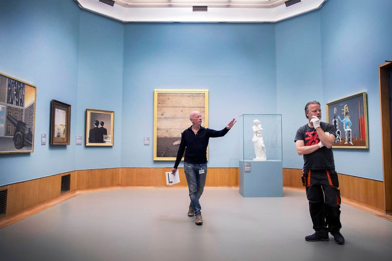 Carel Blotkamp ( links) bezig met het inrichten van 'De collectie als tijdmachine'. Beeld Werry Crone