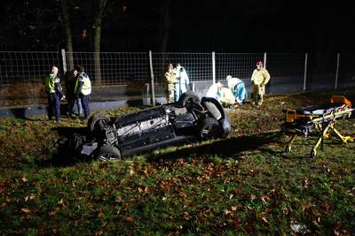 Man en vrouw zwaargewond bij ongeluk op A2 waarbij auto op dak belandt