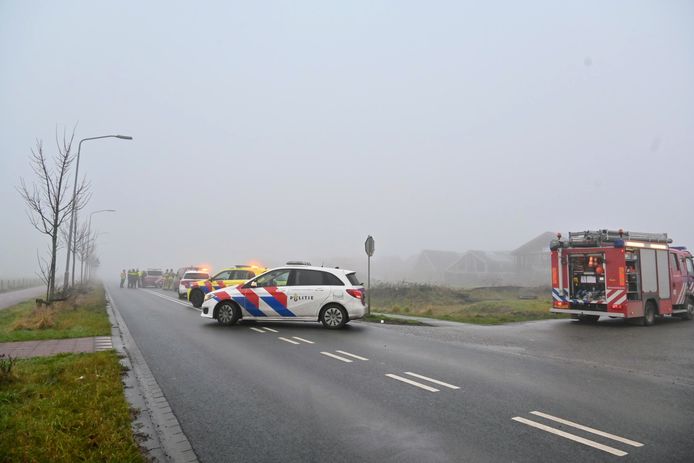 Aan de Oudeweg in Lage Zwaluwe is dinsdagochtend een overleden hoogbejaarde vrouw in een sloot aangetroffen.