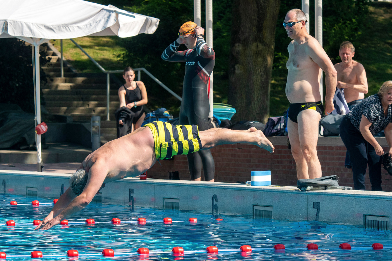 Ook vorig jaar waren in zwembad Klarenbeek in eerste instantie alleen banenzwemmers welkom.