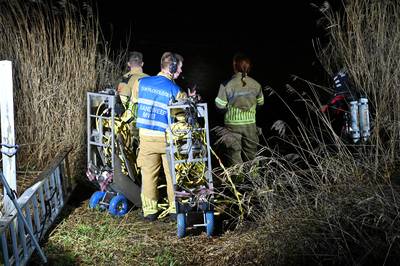 Bestuurder belandt met bestelbus in het water in Terheijden