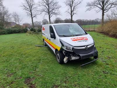 Bestuurder van bedrijfsbus vliegt onder invloed van drugs uit de bocht: gewond naar ziekenhuis