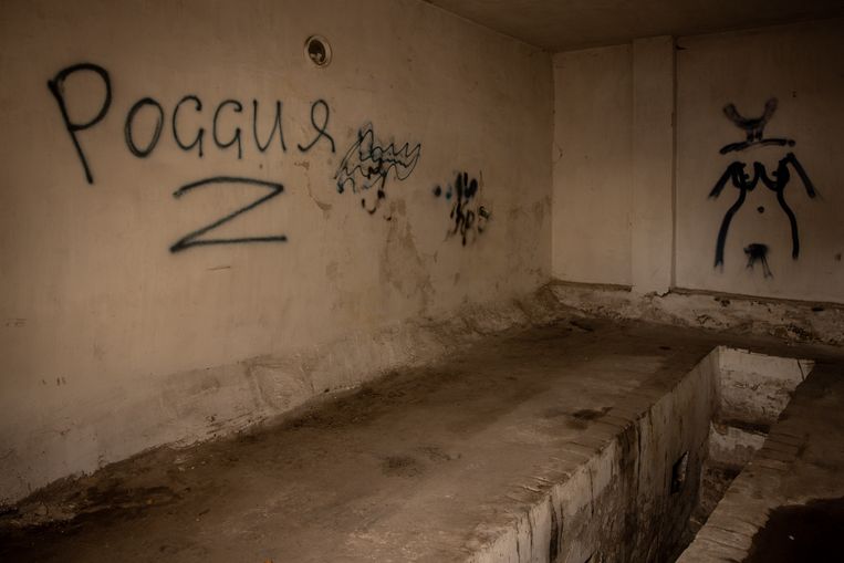 Graffiti op de muur van een gebouw in Cherson, dat door de Russen werd gebruikt als gevangenis. Beeld Getty Images