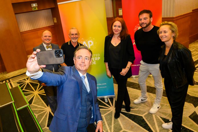 Antwerp Pride 2023 roept op: “Lgbtqia+ of niet... Loop hand in hand ...
