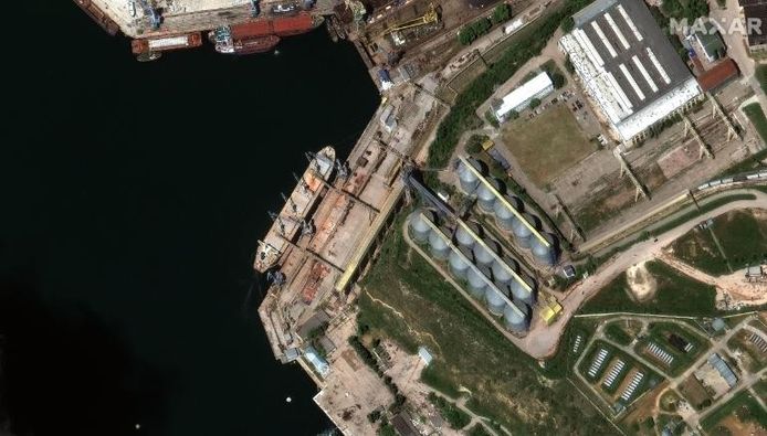 De beelden van Maxar Technologies die dateren van 19 en 21 mei lijken de stelling te bevestigen dat Russische schepen Oekraïens graan vervoeren.