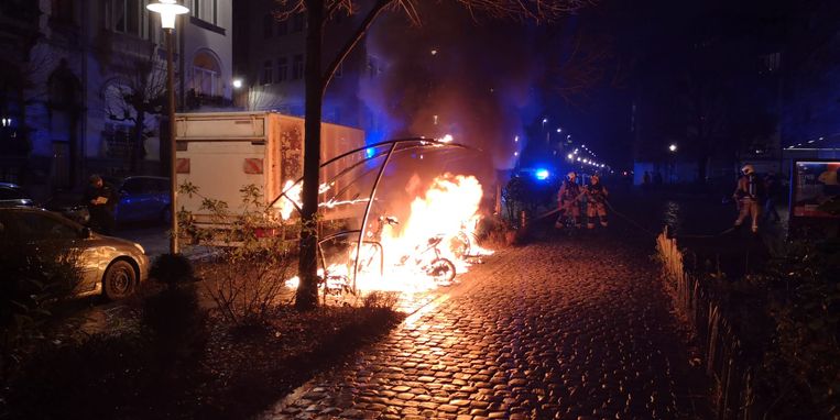 Oudejaarsavond in Brussel: een fietsenstalling brandt uit in Schaarbeek. Beeld Marc Baert