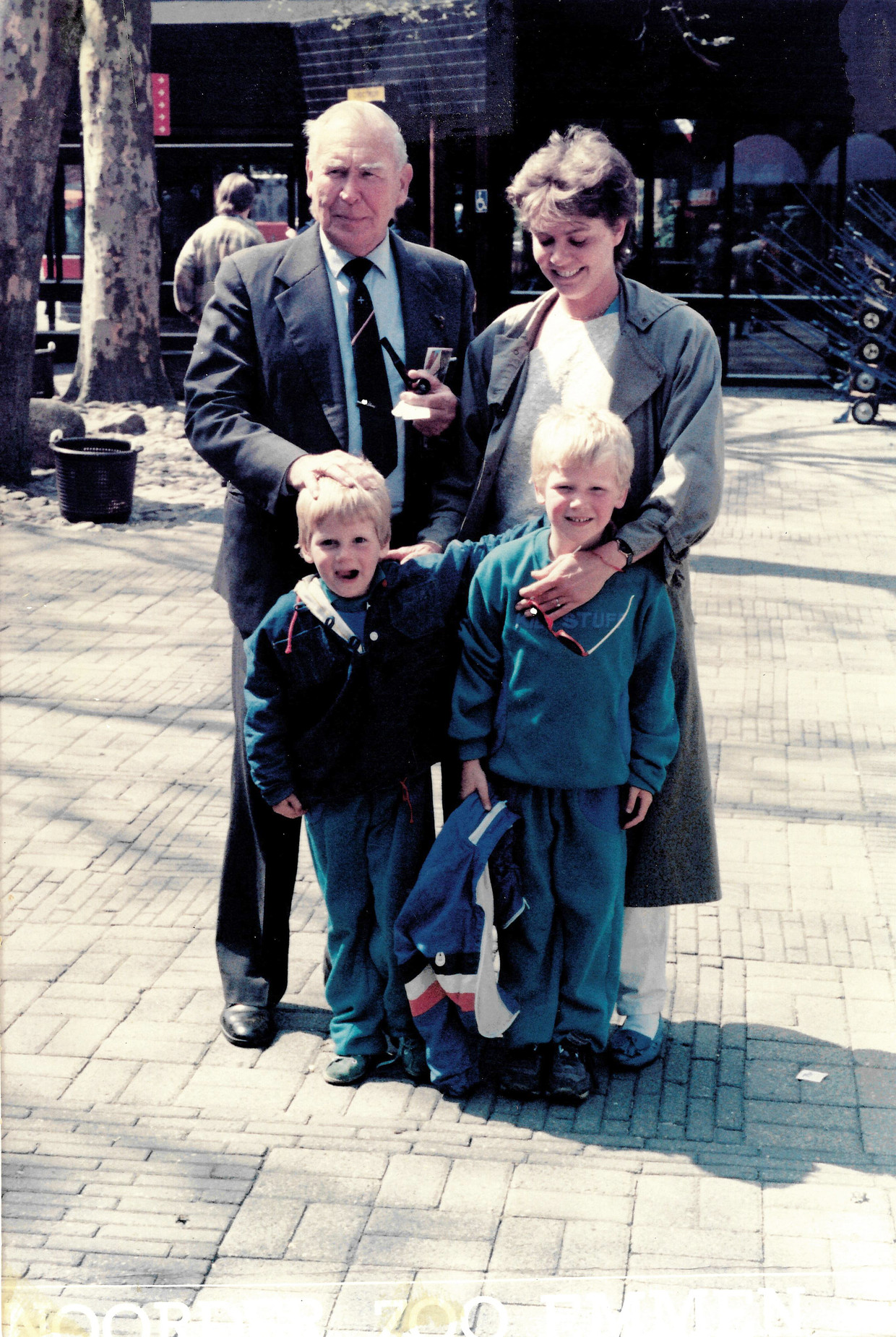 Rond 1987 met zijn dochter Toos Langeraar en kleinzonen Pieter Hotse (linksvoor) en Thomas. Beeld Privéarchief