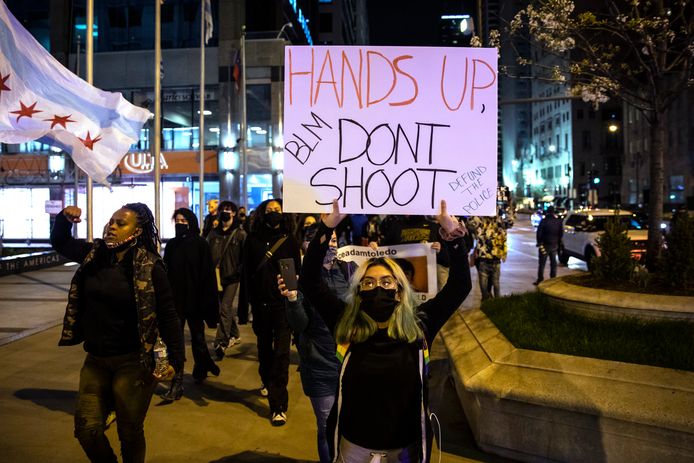 Demonstranten gingen de straat op in Chicago nadat de gemeente videobeelden had vrijgegeven van de dood van de 13-jarige Adam Toledo.