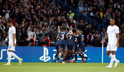 Kevin De Bruyne ontsnapt aan rood tijdens nederlaag bij PSG, Messi maakt eerste goal in Parijse loondienst