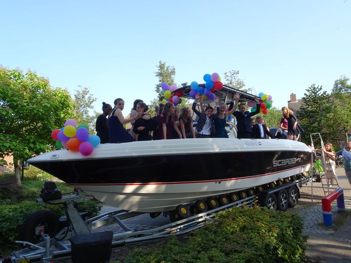 schoolverlaters in boot in Esch