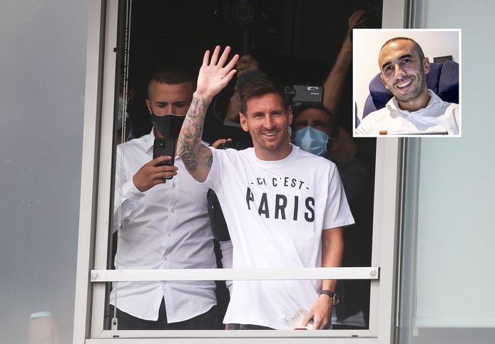 Lionel Messi is aangekomen op een vliegveld in Parijs. Inzet: Kamel Bounaga.