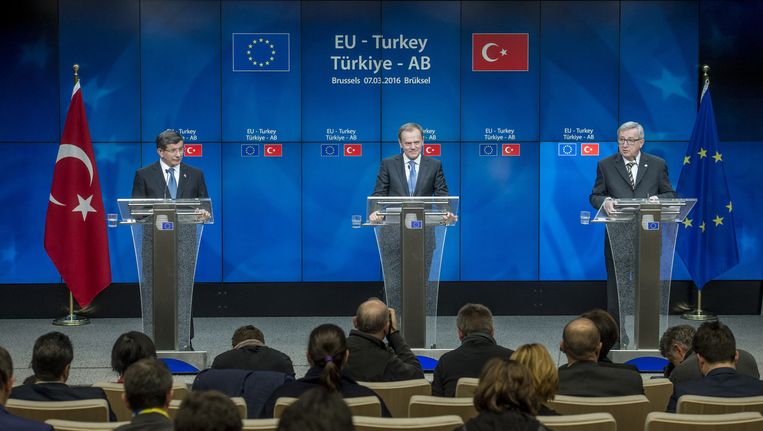 Minister-president van Turkije Ahmet Davutoglu (links) Voorzitter van de Europese raad Donald Tusk (midden) en Voorzitter van de Europese Commissie Jean-Claude Juncker (rechts). Beeld anp