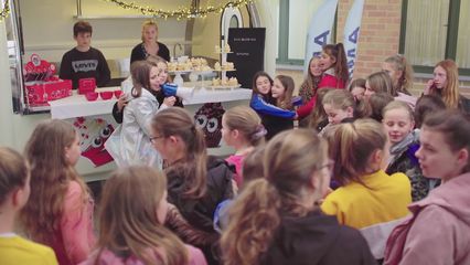 2. De Funny Cupcakes Tour - aflevering 2: De tik tok challenge