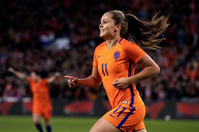 Lieke Martens na weer een goal voor Oranje.