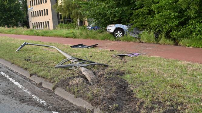 Auto vliegt uit de bocht en belandt in berm in Breda, bestuurder raakt gewond