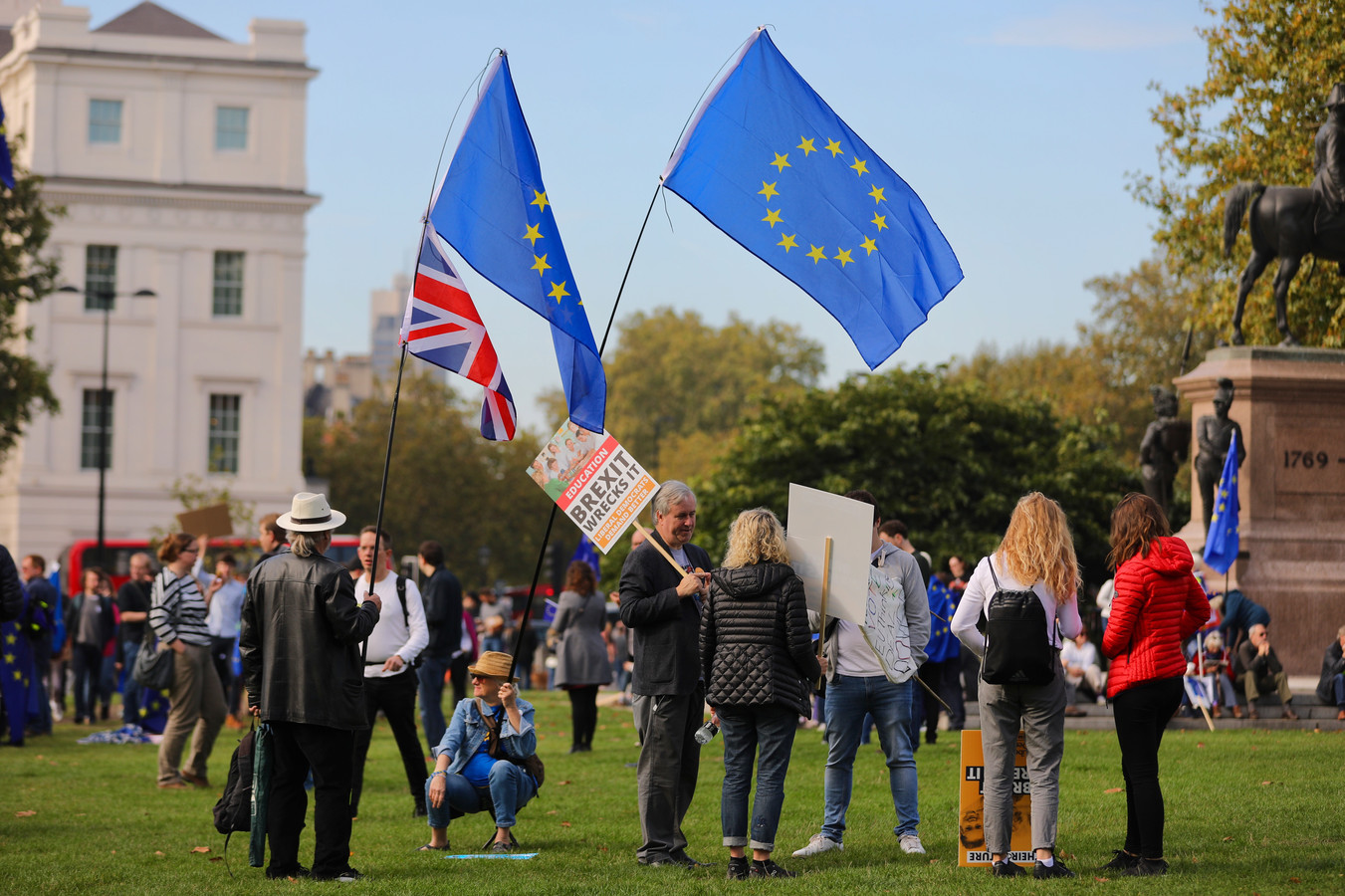 Duizenden Britten zijn in Londen de straat op gegaan om een tweede brexit-referendum te eisen.