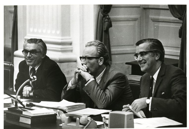 Van links naar rechts: staatssecretaris Polak (Binnenlandse Zaken), minister van Onderwijs, Van Kemenade, en staatssecretaris de Goede (Financiën) tijdens het debat over het kleuter- en lager onderwijs in de Tweede Kamer (1973). Beeld ANP