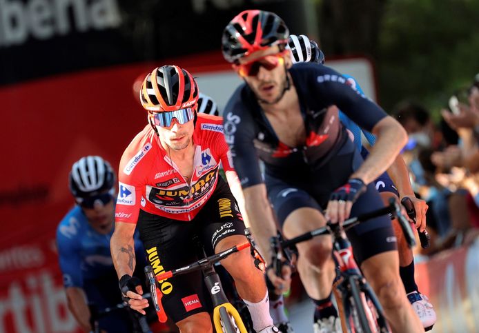Primoz Roglic (links) behield de leiderstrui.