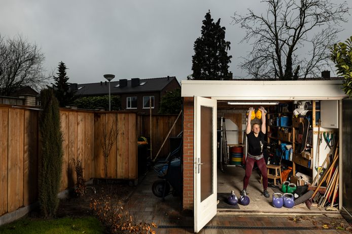 Karlien Huiskes trainde tijdens de pandemie in een schuur achter haar woning in Oldenzaal.