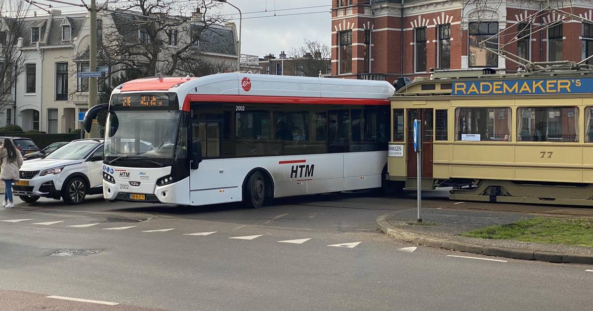 team Nationale volkstelling Zonder hoofd Museumtram botst tegen gloednieuwe HTM-bus op Statenplein | Den Haag | AD.nl