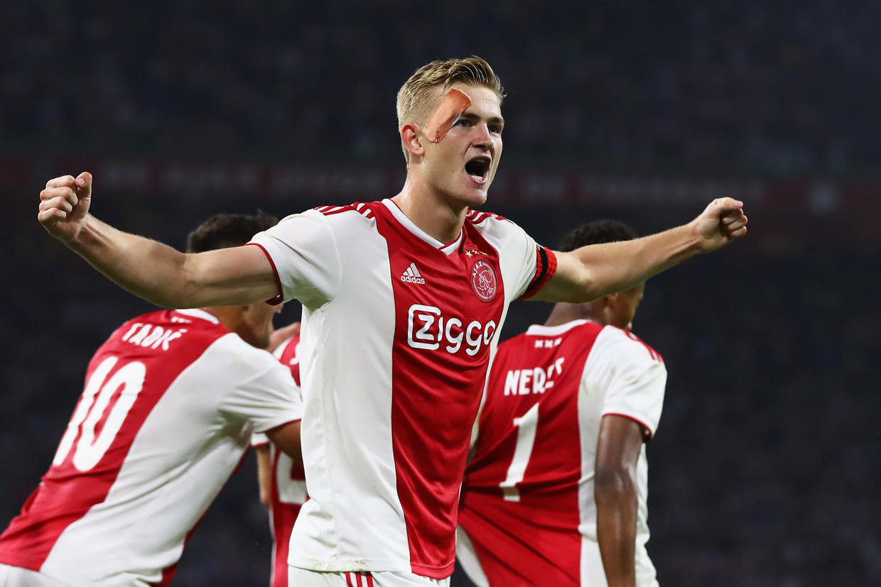 Matthijs de Ligt viert zijn doelpunt tegen Standard Luik in de derde ronde van de UEFA Champions League.  Beeld Getty Images