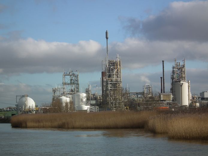 Het compex van DuPont en Chemours in Dordrecht