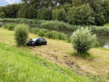 Auto vliegt over de kop en neemt duik van de Maasdijk