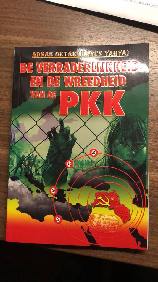 Een exemplaar van het boek, bezorgd op zaterdagavond in Hengelo.