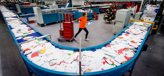 Drukte in een brievensorteercentrum van PostNL. Voortaan maakt het postbedrijf een strikt onderscheid tussen brieven en goederen.