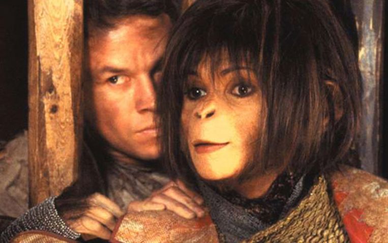 Mark Wahlberg en 'apin' Helena Bonham Carter in de Tim Burton-remake uit 2001. Beeld rv