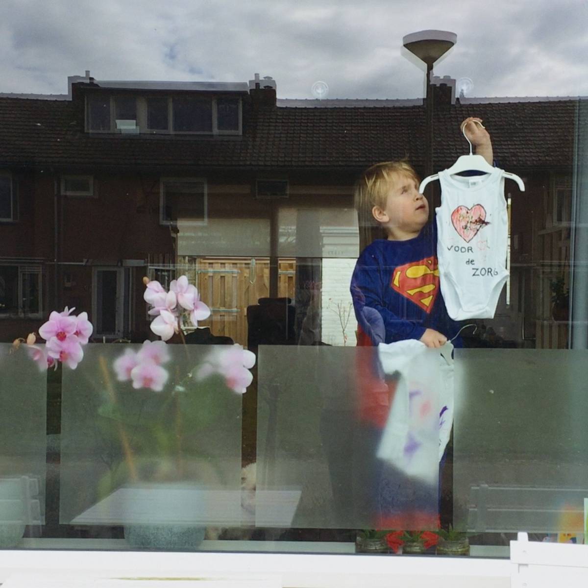 T shirt met rood hart achter het raam voor helden in wit Binnenland AD