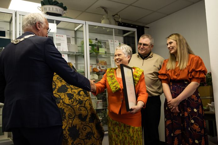 Decoration viert zijn 100-jarig bestaan en krijgt van burgemeester Jan-Frans Mulder het predicaat Hofleverancier uitgereikt.
