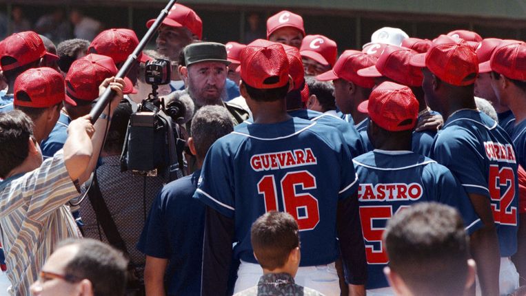 De Cubaanse president Fidel Castro spreekt de Cubaanse ploeg toe voor het duel met de Baltimore Orioles in 1999. Beeld Angel Franco/The New York Times
