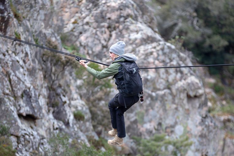 Cara Delevingne in ‘Running Wild with Bear Grylls’. Beeld National Geographic/Jeff Ellings