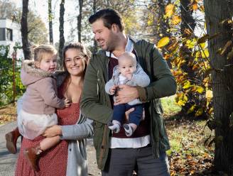 Het zoontje van Sarah (27) en Kenny (30) huilde twaalf uur per dag: “We wandelden meer dan tien kilometer per dag met hem, tot onze voeten vol blaren stonden”
