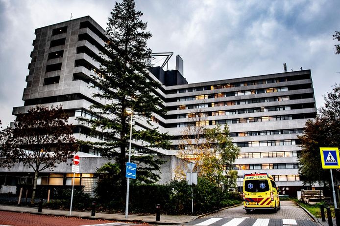 Een ambulance verlaat het terrein van het MC Slotervaart.