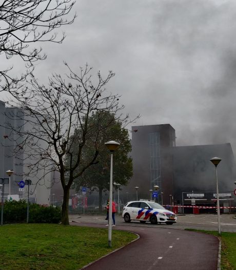 Veel rookontwikkeling bij grote brand in parkeergarage ziekenhuis in Enschede