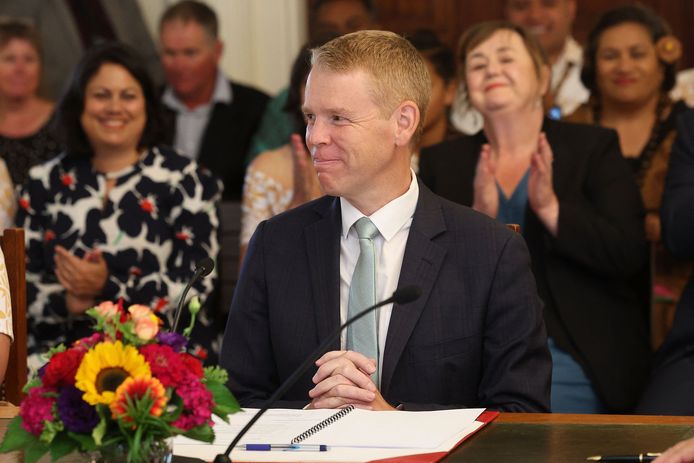 Chris Hipkins lacht terwijl hij in Wellington wordt ingezworen als premier van Nieuw-Zeeland.