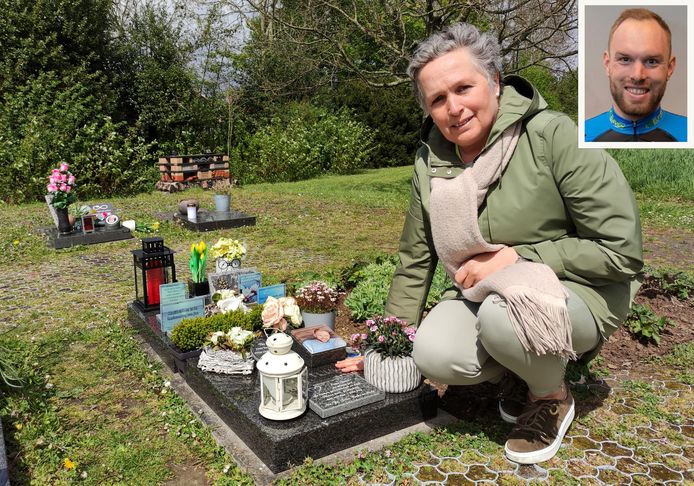 Mama Karlien Brulez bij het graf van haar zoon toen vorig jaar een beeldje was verdwenen.