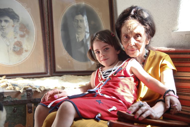 Adriana Iliescu (72) en haar vijfjarige dochter Eliza Maria. De Roemeense werd op haar 66ste de oudste moeder ter wereld en record dat zij later kwijtraakte aan de Indiase Rajo Devi, die op haar 70ste moeder werd.   Beeld Getty