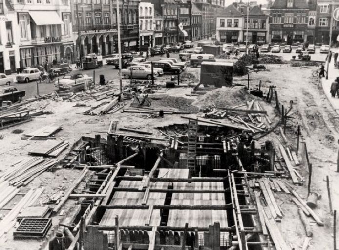 Bouw van de schuilkelder onder Markt in Eindhoven, 1955-1956