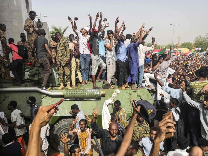 Duizenden betogen tegen het regime in de Soedanese hoofdstad Khartoum. Volgens velen maakt het leger, dat donderdag de president afzette, gewoon deel uit van hetzelfde regime.