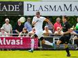 Aanvoerder Janic Makizodila (l) in actie tegen Staphorst, afgelopen zaterdag. ,,Die keeper van Barendrecht duikt ongeveer de verkeerde kant op. Dit heeft niets met voetbal te maken.”