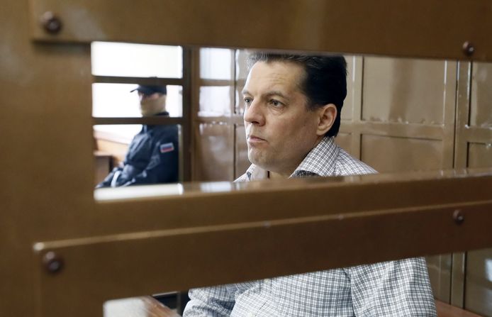 Journalist Roman Soesjtsjenko vandaag in een glazen kooi in de rechtszaal.
